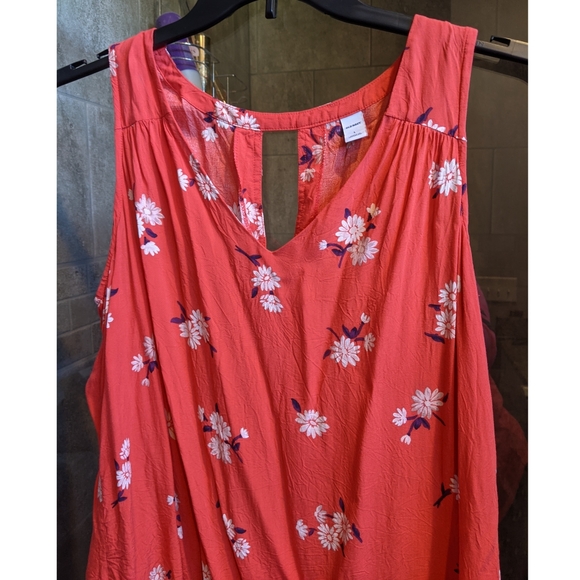 Old Navy Tops - 🍍Old Navy Red Floral Keyhole Tank🍍